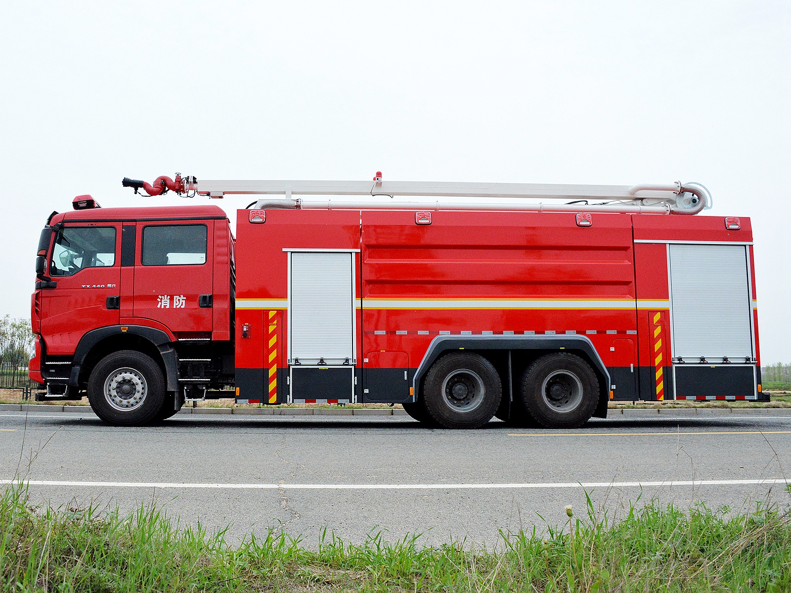 重汽豪沃11噸18米舉高噴射消防車