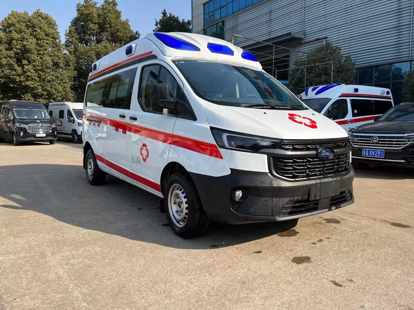 江鈴福特新全順V362監(jiān)護(hù)型救護(hù)車